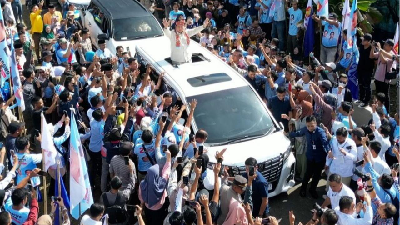 “Saya tanya kok Bapak enggak serang balik. 'Ah enggak lah'. Ya itu beliau. Itu satu sifat yang banyak orang nggak dari beliau," lanjut Rosan.