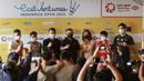 <p>Sekjen PSBSI, Muhammad Fadil Imran bersama para atlet dan pihak sponsor&nbsp;foto bersama usai jumpa pers Indonesia Open 2022 di BCA Tower, Jakarta, Rabu (25/5/2022). (Bola.com/M Iqbal Ichsan)</p>