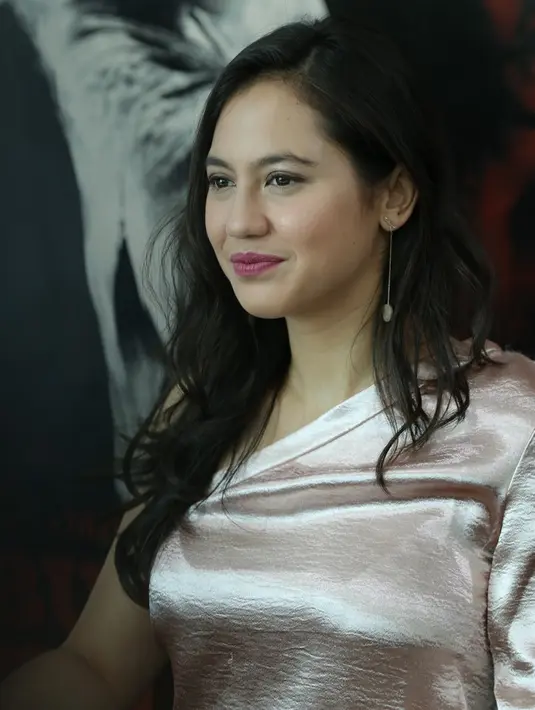 Pevita Pearce mengaku senang dengan perannya sebagai Kiona. Tiga bulan proses syuting yang telah digarap pada tahun lalu. Ditambah lagi, prosesnya melibatkan orang profesional dari beberapa negara. (Daniel Kampua/Bintang.com)