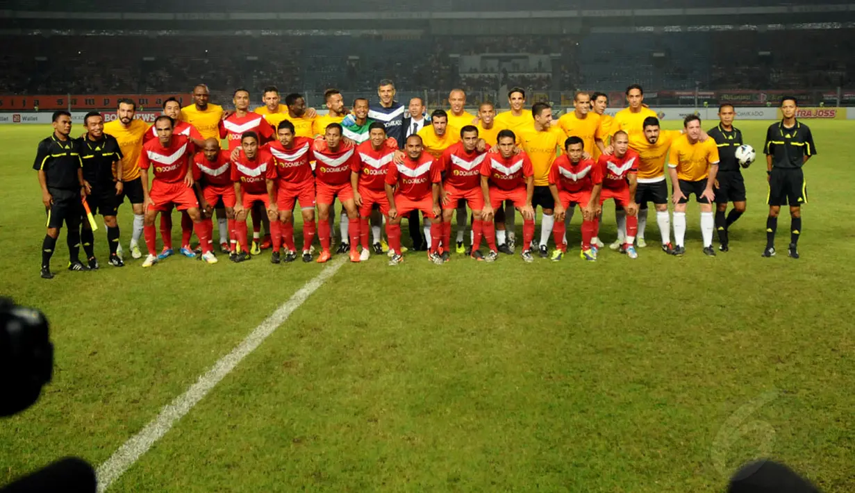 Sebelum berlaga kedua tim legenda sepak bola berfoto bersama di Stadion GBK Jakarta, (7/6/2014). (Liputan6.com/Helmi Fithriansyah)