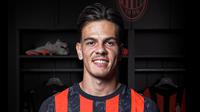 Ardon Jashari resmi bergabung dengan AC Milan, Rabu (6/8/2025). (AC Milan Official)