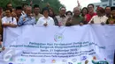 Ketua MPR Zulkifli Hasan bersama sejumlah tokoh saat menghadiri peringatan Hari Perdamaian Internasional di Taman Perdamaian, Kompleks Parlemen, Jakarta, Senin (21/9/2015). (Liputan6.com/Johan Tallo)