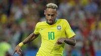 Penyerang Brasil, Neymar Jr menggiring bola saat bertanding melawan Serbia pada grup E Piala Dunia 2018 di Stadion Spartak di Moskow, Rusia (27/6). Brasil menang 2-0 atas Serbia dan melaju ke babak 16 besar dengan poin 7. (AP Photo/Andre Penner)