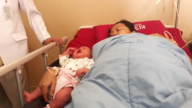Bayi raksasa tak bisa jauh dari sang ibu, lantaran selalu lapar. (Foto: Liputan6.com/Muhamad Ridlo)