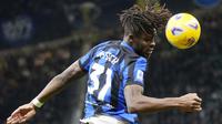 Pemain Inter Milan, Yann Aurel Bisseck, menyundul bola saat melawan Lecce pada pekan ke-17 Serie A 2023/2024 di Stadion Giuseppe Meazza, Minggu (24/12/2023). Gol pembuka Inter dicetak oleh Yann Aurel Bisseck di menit 43. Gol kedua disarangkan oleh Nicolo Barella di menit 78. (AP Photo/Luca Bruno)