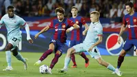 Pemain Barcelona Joao Felix, berusaha melewati pemain Antwerp FC, Arthur Vermeeren, pada laga Liga Champions di Estadio Olimpico Lluis Companys, Barcelona, Rabu (20/9/2023). Pemain baru ini sukses menjadi bintang kemenangan Barca. (AP Photo/Joan Monfort)