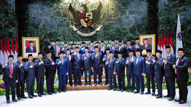 Penjabat (Pj) Gubernur Heru Budi Hartono melantik 65 pejabat pimpinan tinggi pratama dengan rincian 20 orang pejabat menempati jabatan baru sesuai dengan Struktur Organisasi dan Tata Kerja (SOTK) terbaru.