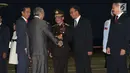 Perdana Menteri Malaysia Mahathir Mohamad bersalaman dengan Gubernur DKI Jakarta Anies Baswedan saat tiba di Bandara Halim Perdanakusuma, Jakarta, Kamis (28/6). (Liputan6.com/Angga Yuniar)