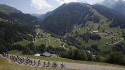 Para pebalap berusaha melewati tanjakan pada etape ke-11 Tour de France dari Albertville dan finish di La Rosiere Espace San BernardoPrancis (18/7/2018). Etape ini menempuh jarak 108.5 kilometers. (AP/Christophe Ena )