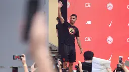Pemain timnas Portugal, Cristiano Ronaldo menemui para penggemarnya dalam rangkaian “CR7 Tour” di Beijing, China, Kamis (19/7). Sebagai duta Nike, Ronaldo mendapat dukungan penuh dari brand asal AS tersebut dalam turnya ke China. (WANG ZHAO/AFP)