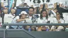 Pasangan artis Syahnaz Sadiqah (topi putih) dan Jeje Govinda (kemeja) duduk bersama menyaksikan pertandingan Lagi-lagi Tenis di Tennis Indoor Senayan, Jakarta Pusat, Jumat (23/6/2023). (Fimela.com/Bambang E Ros)