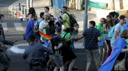 Seorang pria Yahudi ultra-Ortodoks (tengah) secara membabi buta menyerang dan menusuk peserta parade Gay Pride di Yerusalem, Kamis (30/7/2015). Akibat penusukan tersebut, dua dari mereka mengalami luka serius. (REUTERS/Kobi Schutz)