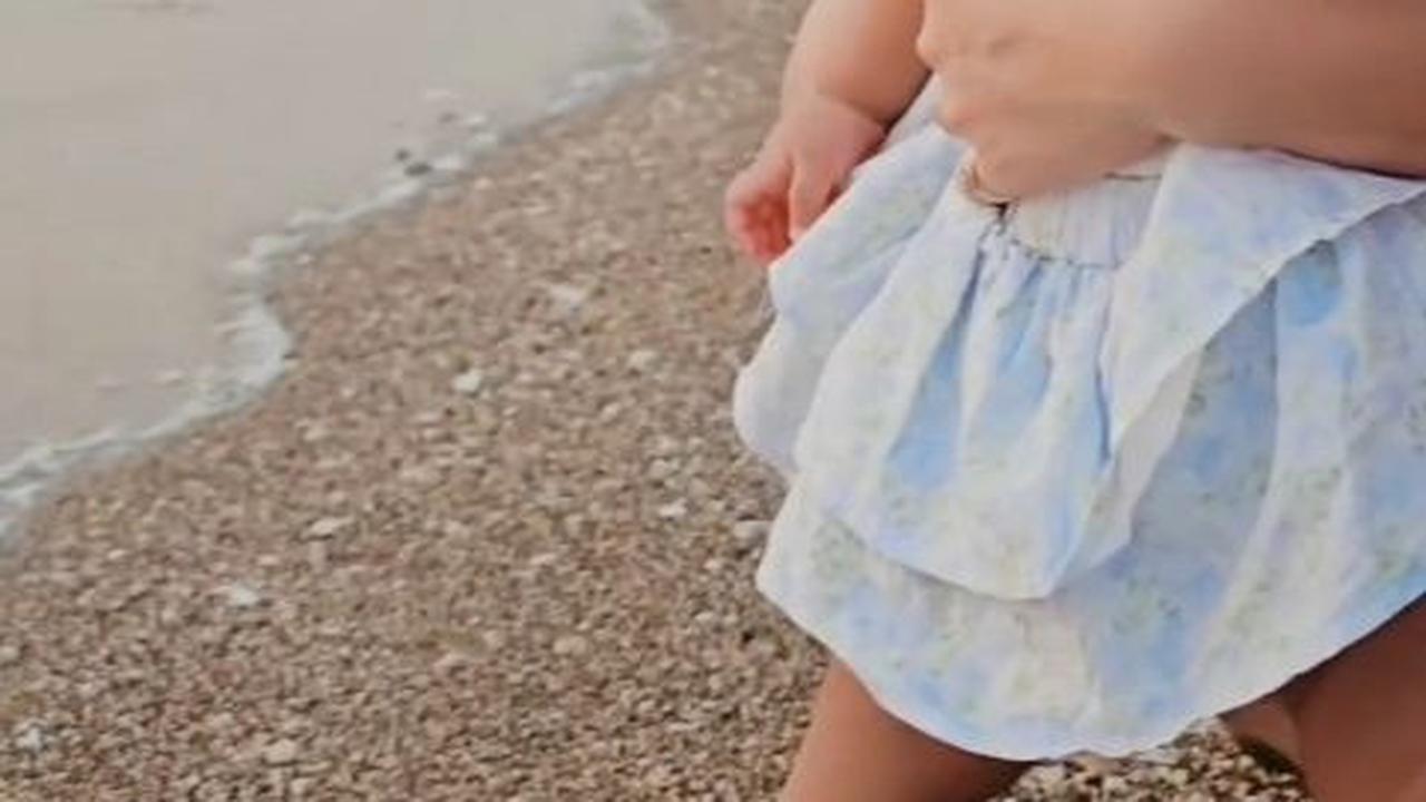 Selain menjadi kali pertama Cundamani bermain di pantai, ini juga merupakan momen pertama bagi Cunda melihat senja turun di lautan lepas.&nbsp;