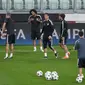 Bek Real Madrid, Marcelo terlihat santai saat melakukan latihan di Stadion Juventus, Turin, Italia (4/5/2015). Real Madrid akan menantang Juventus di leg pertama semifinal Liga Champions. (Reuters/Max Rossi)