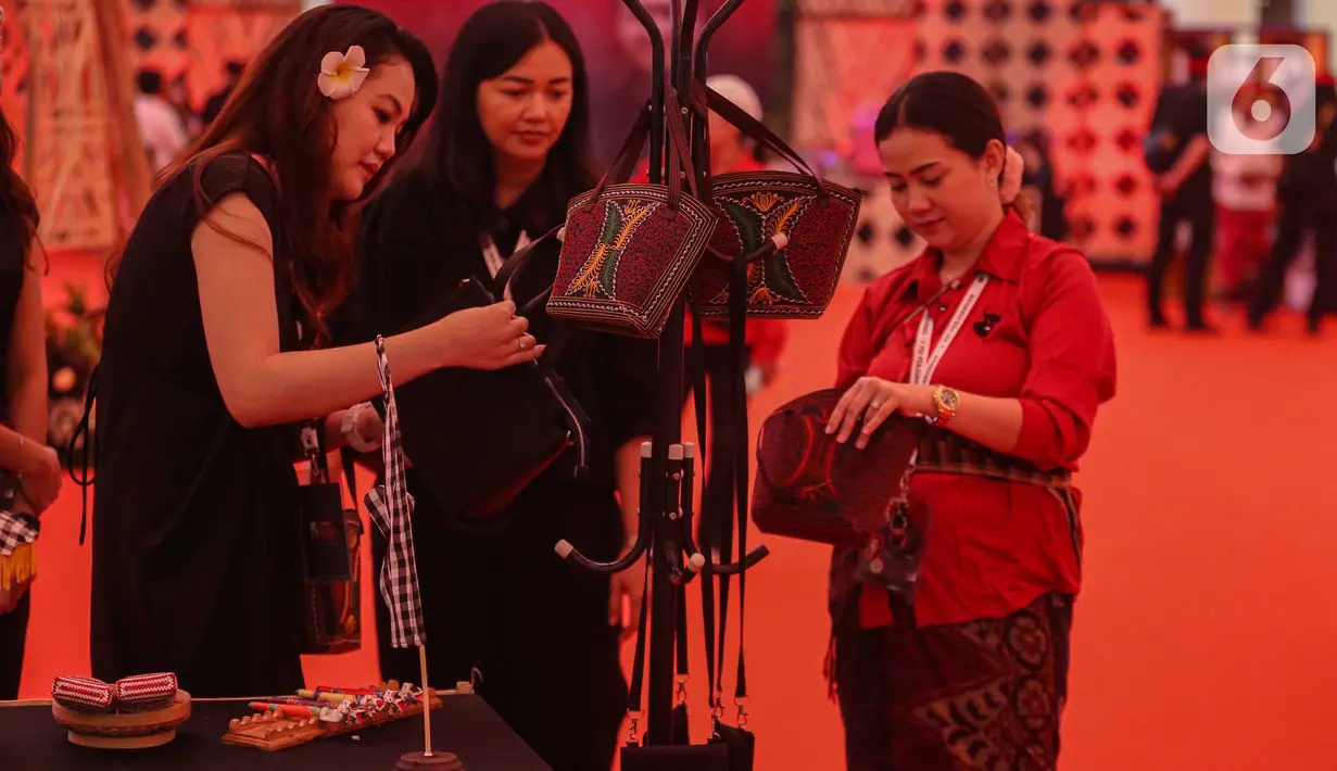 Stand pameran usaha mikro, kecil, dan menengah (UMKM) binaan PDIP di sekitar lokasi Rapat Kerja Nasional (Rakernas) ke-V PDI Perjuangan di Beach City International Stadium, Ancol, Jakarta, Sabtu (25/5/2024). (Liputan6.com/Angga Yuniar)