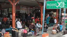 Sejumlah calon penumpang menunggu bus antar kota di terminal Kalideres Jakarta, Kamis  (22/12/2022).  Kepala Dinas Perhubungan (Kadishub) DKI Jakarta, Syafrin Liputo menyebutkan,  Jelang Natal dan Tahun Baru penumpang bus antarkota antarprovinsi (AKAP) di Terminal Kalideres mengalami lonjakan hingga 100 persen. (Liputan6.com/Johan Tallo)