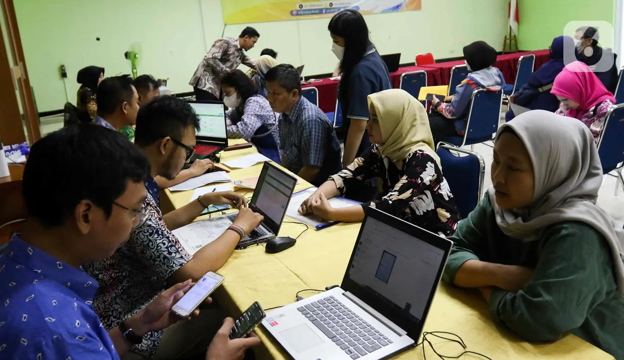 Bagi orangtua dan siswa yang akan mengikuti PPDB Jakarta 2023, ada langkah-langkah yang harus dilakukan saat melakukan aktivasi akun PPDB 2023 jenjang SMP, SMA, SMK. (Liputan6.com/Herman Zakharia)