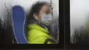 Seorang penumpang memakai masker di dalam bus, Beijing, Cina, (13/11). Pemerintah Cina mengumumkan bahwa kualitas udara mengalami penurunan akibat tercemar polusi. (REUTERS/Jason Lee)