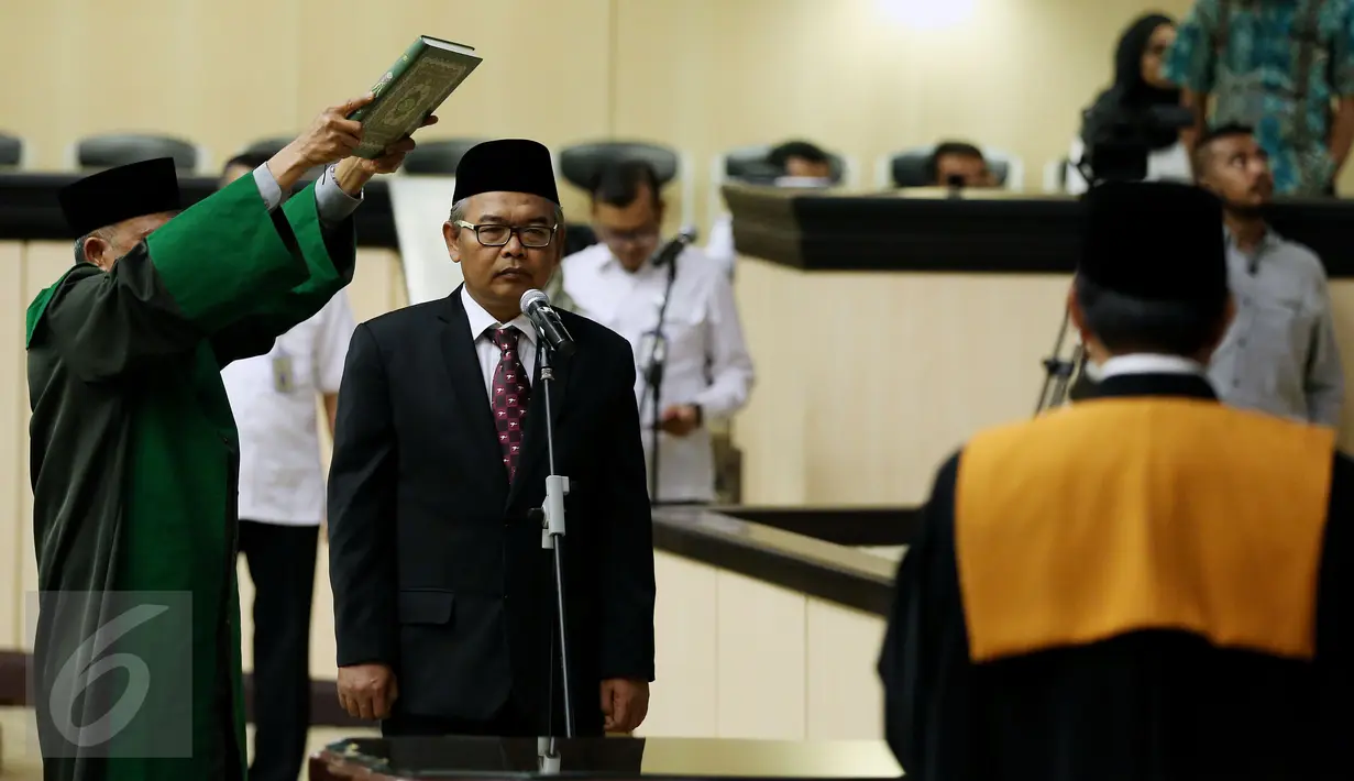 Mohammad Saleh mengucap sumpah jabatan saat pelantikan dirinya sebagai Ketua DPD RI di Gedung Nusantara V Kompleks Parlemen, Jakarta, Rabu (12/10). Sidang Paripurna Luar Biasa DPD kemarin memilih Saleh sebagai Ketua DPD baru. (Liputan6.com/Johan Tallo)