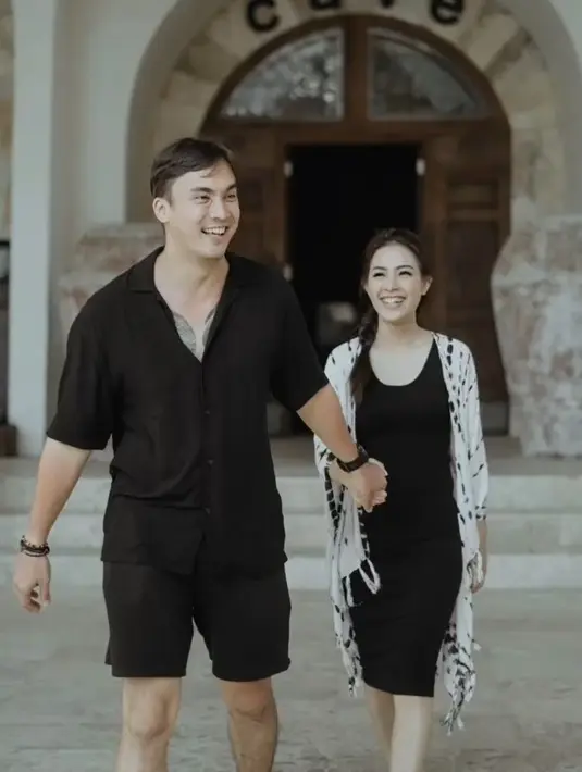 Setelah beberapa bulan sempat ramai, pasangan ini akhirnya bisa memecahkan masalah dan Lady Nayoan mau memaafkan kesalahan sang suami. Keduanya kembali menjalani hidup bersama membangun rumah tangga bahagia. Keduanya juga terlihat makin mesra. [Instagram/ladynayoan]