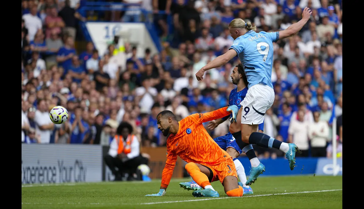 Pemain Manchester City, Erling Haaland mencetak gol ke gawang Chelsea pada laga Liga Inggris 2024/2025 di Stamford Bridge, London, Inggris, Minggu (18/08/2024) WIB. (AP Photo/Dave Shopland)