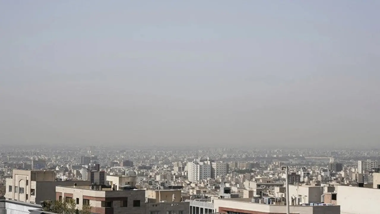 Pemandangan langit Teheran, Iran, Selasa, 24 Juni 2025.
