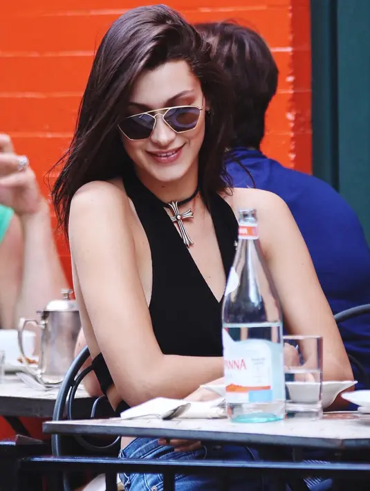 "Semoga kamu dalam berkat, sayang. Cemburu adalah bentuk lain dari tangisan dan aku harap bisa membantumu," lanjutnya. (instagram/bellahadid)