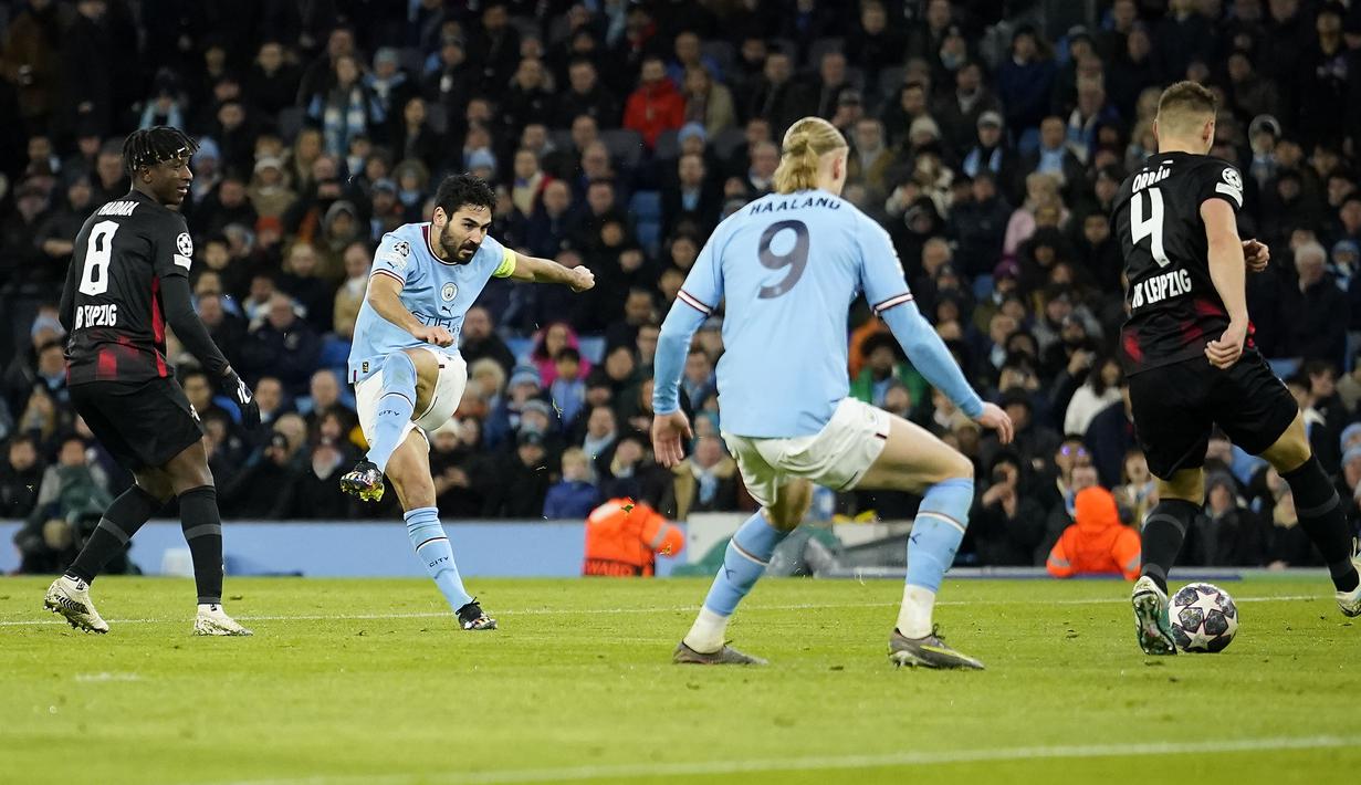 <p>Pemain Manchester City, Ilkay Gundogan mencetak gol keempat timnya ke gawang RB Leipzig pada laga leg kedua 16 Besar Liga Champions 2022/2023 di Etihad Stadium, Manchester, Rabu (15/03/2023). The Cityzens berhasil melaju ke babak perempat final setelah berhasil menang dengan skor 7-0. (AP Photo/Dave Thompson)</p>