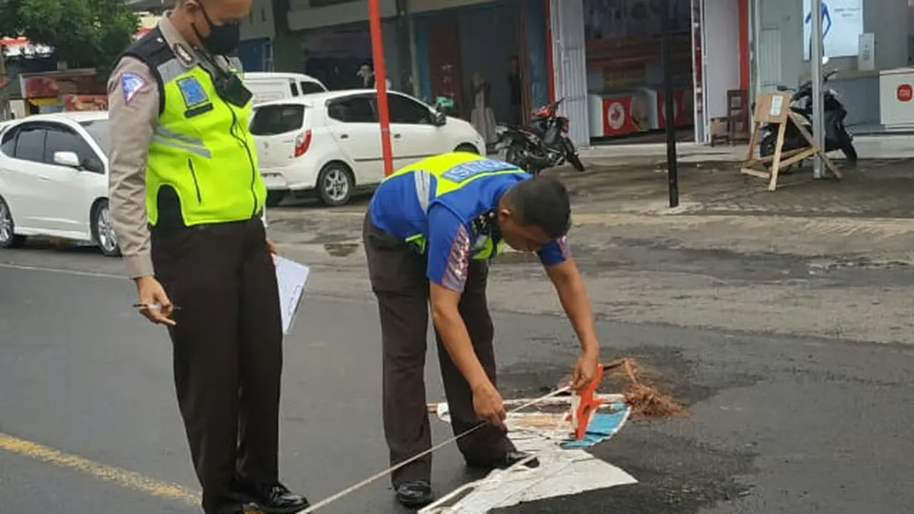 Ketika mendekati lokasi, Herry berusaha mendahului sebuah truk tronton DB 8212 AY yang dikendarai lelaki Rio (38) warga Kecamatan Maesa, Kota Bitung.
