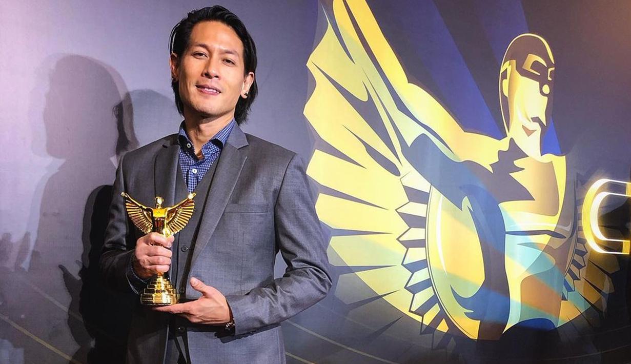 Penampilannya dengan setelan jas formal memang cukup bikin pangling. Seperti saat menghadiri acara penghargaan di salah satu stasiun televisi ini. (Liputan6.com/IG/junarorimpandeyofficial)