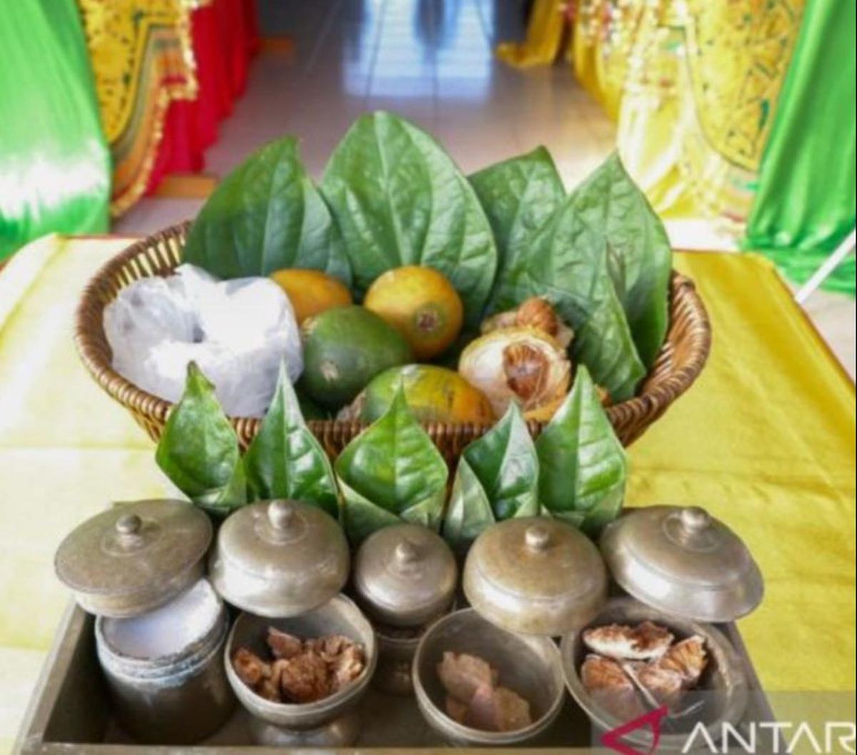 Ketua Divisi Teknis Penyelenggara KPU Kabupaten Natuna, Raja Devi, di Natuna, mengatakan setiap TPS yang unik akan diberikan penghargaan oleh pihaknya.