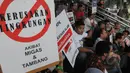 Aktivis Koalisi Anti Mafia Tambang membawa poster saat aksi damai di halaman gedung KPK, Jakarta, Jumat (13/3/2015). Mereka menolak kriminalisasi KPK yang selama ini konsisten melakukan upaya pemberantasan korupsi. (Liputan6.com/Herman Zakharia)