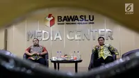 Ketua Bawaslu Abhan (kanan) dan Anggota Bawaslu Mochammad Afifuddin memberikan pemaparan saat diskusi dengan wartawan membahas persoalan seputar Daftar Pemilih Tetap (DPT) Pemilu 2019 di kantor Bawaslu, Jakarta, Rabu (14/11). (Liputan6.com/Johan Tallo)