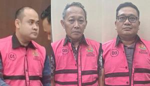 OTT KPK berhasil menjaring jaksa yang bertugas di Kejaksaan Tinggi Banten. Keterangan dari kiri ke kanan: HMK selaku Kasi Pidum Kejari Tangerang, RZ selaku Kasubbag Daskrimti Kejati Banten, RV selaku Kasi D Kejati Banten. (Foto: Kejagung)