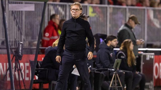 Aksi Alex Pastoor ketika memimpin timnya berlaga di Eredivisie (c) Ofsial website Eredivisie