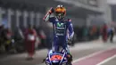 Pembalap Movistar Yamaha MotoGP, Maverick Vinales, melakukan selebrasi di atas motornya setelah berhasil finis pertama pada balapan MotoGP Qatar di Sirkuit Losail, Minggu (26/3). Vinales mengalahkan Andrea Dovizioso dan Valentino Rossi. (Karim JAAFAR/AFP)