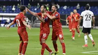 Pemain Macedonia Goran Pandev (tengah) merayakan gol ke gawang Jerman dalam kualifikasi Piala Dunia 2022 Grup J di Stadion Schauinsland Riesen Arena, Kamis (1/4/2021).  (AP Photo/Martin Meissner)