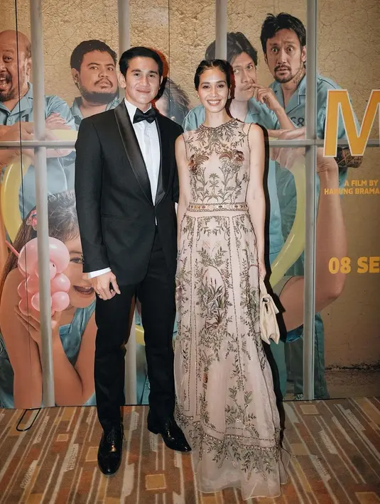 Sebagai pasangan fashionable terverfikasi, Marsha Timothy dan Vino G. Bastian selalu berhasil jadi raja dan ratu di karpet merah. Terbaru saat premiere film Miracle In Cell Number 7 yang dibintangi keduanya. Vino tampil gagah dengan setelan klasik berdasi kupu-kupu dan istrinya memakai gaun haute couture dengan ornamen indah dari Hian Tjen. (Foto: Instagram @marshatimothy)