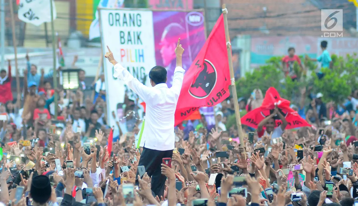 Capres nomor urut 01 Joko Widodo atau Jokowi menyapa pendukungnya saat kampanye terbuka di Alun-Alun Brebes, Jawa Tengah, Kamis (4/4). Jokowi menargetkan kemenangan lebih dari 80 persen di Brebes. (Liputan6.com/Angga Yuniar)