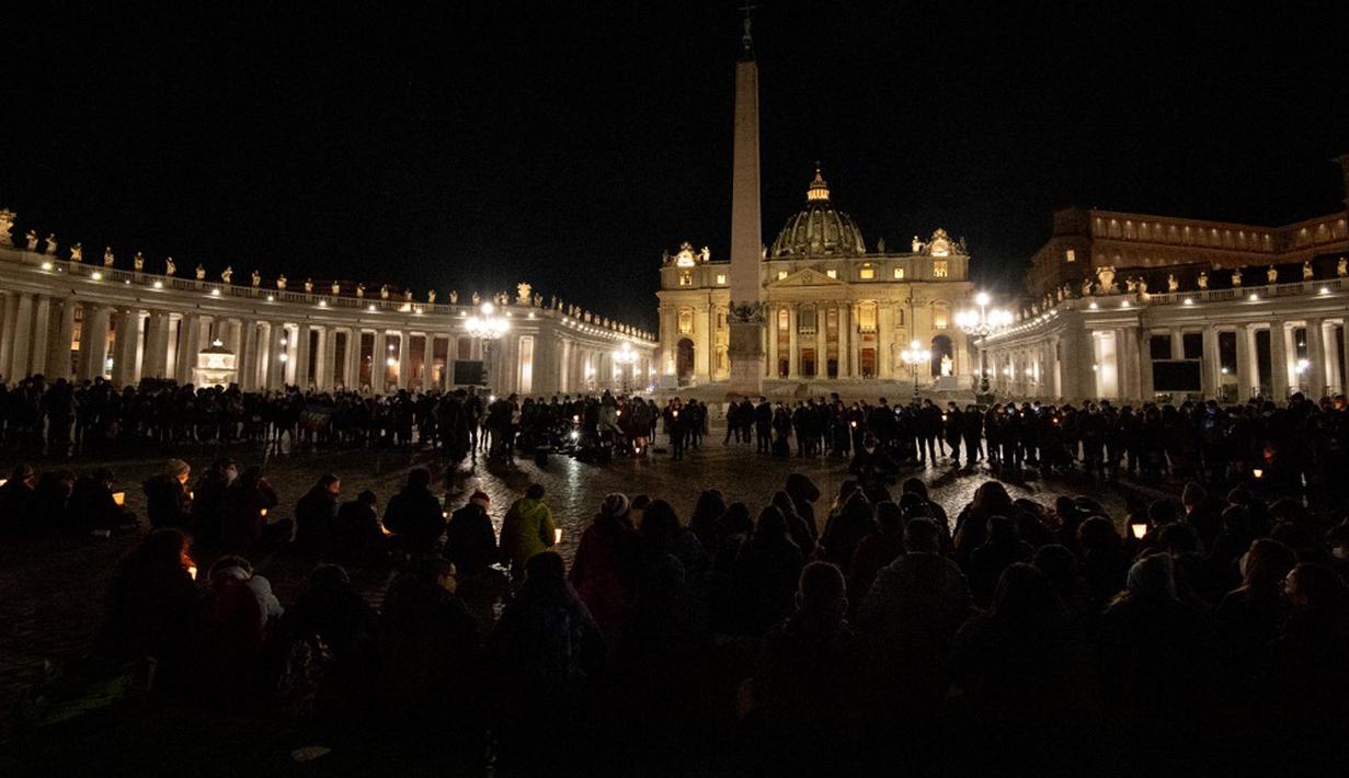 Orang-orang yang percaya berdoa untuk perdamaian Ukraina di Lapangan Santo Petrus, Vatikan, 2 Maret 2022. (Tiziana FABI/AFP)