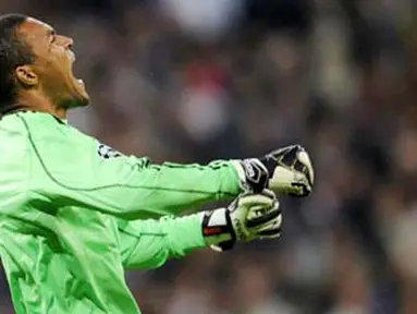 Teriakan kegembiraan kiper AC Milan, Nelson Dida selepas gol Pato ke gawang Real Madrid di ajang Liga Champions yang digelar di Santiago Bernabeu, 21 Oktober 2009. Milan unggul 3-2. AFP PHOTO / PIERRE-PHILIPPE MARCOU 