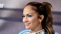 Penyanyi Jennifer Lopez juga menata rambutnya dengan simple namun tetap elegan, serasi dengan make-up yang menghiasi wajahnya saat menghadiri acara American Idol XIV Finalist Party di Los Angeles, California (11/3/2015). (Kevin Winter/Getty Images/AFP)