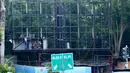Pekerja memperbaiki papan reklame di Kawasan Senayan, Jakarta, Kamis, (6/10). Papan reklame diremajakan agar tidak roboh diterpa hujan deras disertai angin kencang. (Liputan6.com/Gempur M. Surya)