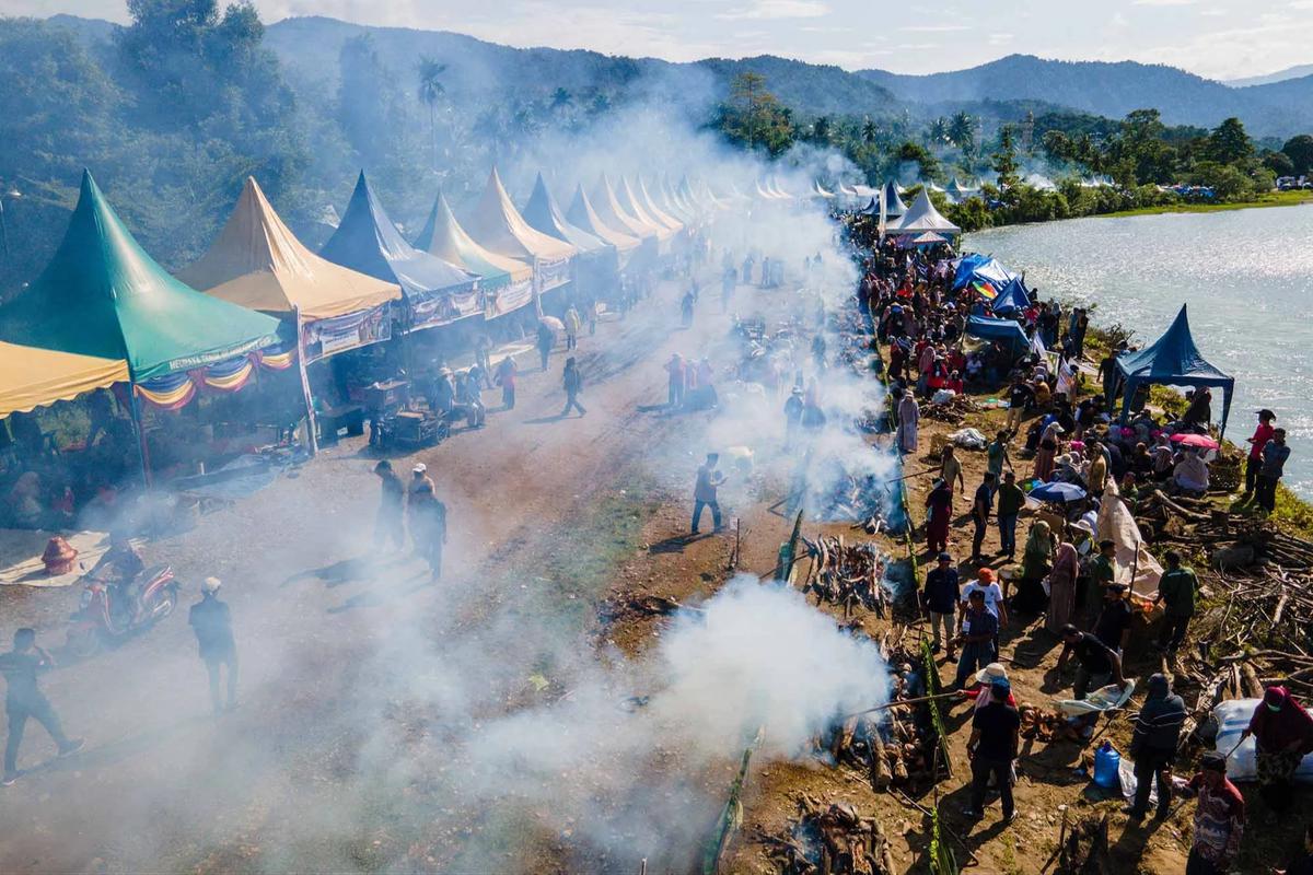 FOTO: Ribuan Warga Abdya Pecahkan Rekor Memasak Lemang Terbanyak