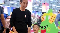 Presiden Joko Widodo (Jokowi) mengajak para cucunya untuk bermain sekaligus bersilaturahmi dengan warga Medan di Mal Centre Point, Medan, Provinsi Sumatra Utara, pada Kamis, 11 April 2024. (Dok. Sekretariat Presiden).