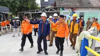 Penjabat Bupati Bekasi, Dani Ramdan meninjau progres pengerjaan Jembatan Kali Sadang yang berada di Pasar Rengas, Kelurahan Wanasari. (Istimewa)