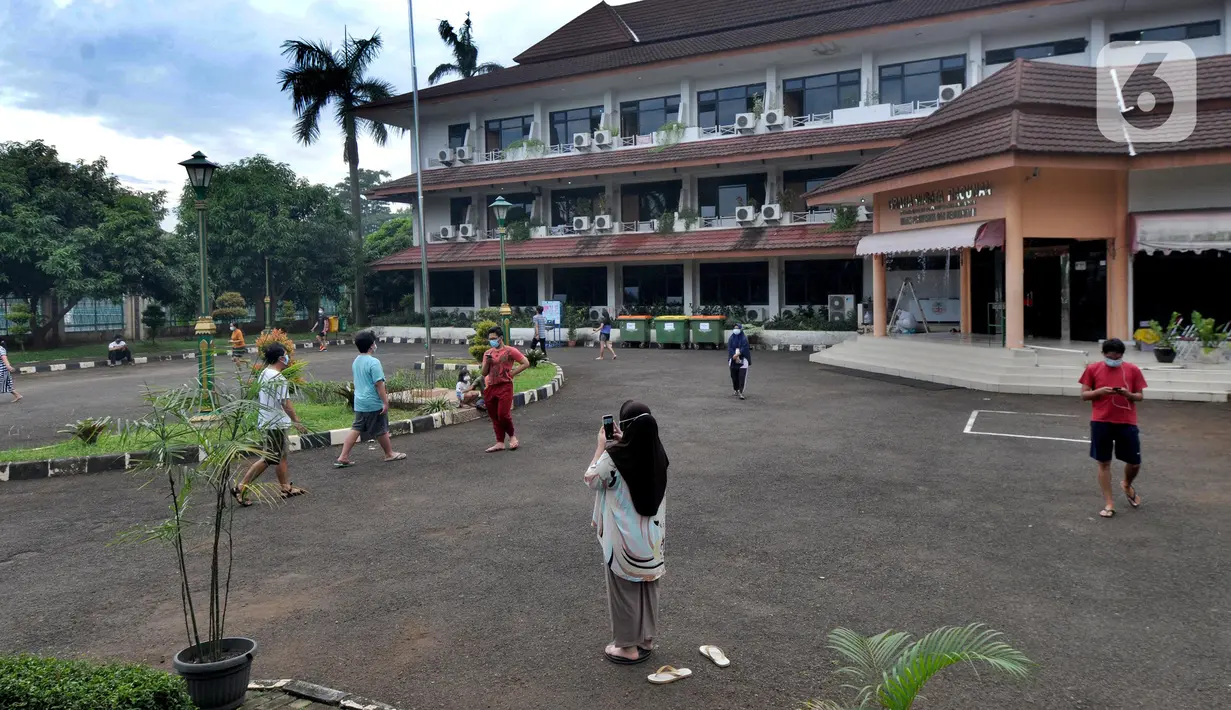 Pasien covid-19 beraktivitas di halaman Graha Wisata Ragunan, Kebagusan, Jakarta Selatan, Selasa (15/6/2021). Pemprov DKI memfungsikan kembali Graha Wisata Ragunan sebagai tempat isolasi warga terpapar COVID-19 kategori OTG sejak pekan lalu dan saat ini merawat 117 pasien. (merdeka.com/Arie Basuki)