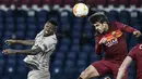 Bek Shakhtar Donetsk, Vitao (kiri) berebut bola udara dengan gelandang AS Roma, Gonzalo Villar pada leg pertama babak 16 besar Liga Europa di stadion Olimpiade, Italia, Jumat (12/3/2021). Hasil ini jadi modal positif Roma untuk menjalani leg kedua di markas Shakhtar. (AFP/Filippo Monteforte)