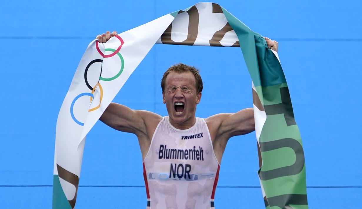 Kristian Blummenfelt dari Norwegia bereaksi setelah melewati garis finis untuk meraih medali emas dalam triathlon individu putra pada Olimpiade Musim Panas 2020, Senin, 26 Juli 2021, di Tokyo, Jepang. (AP/David Goldman)