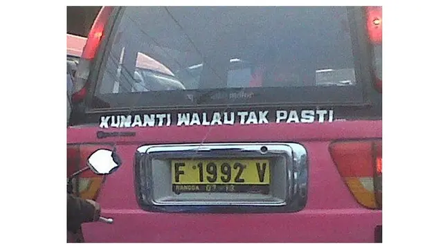 Tulisan Kocak Dibelakang Angkot Ini Bikin Gagal Fokus